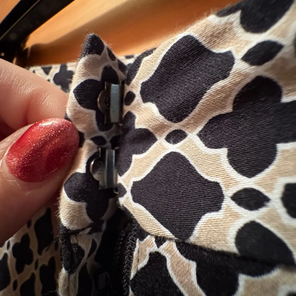 Laundry By Shelli Segal Black and Tan Cropped Pants - Image 5