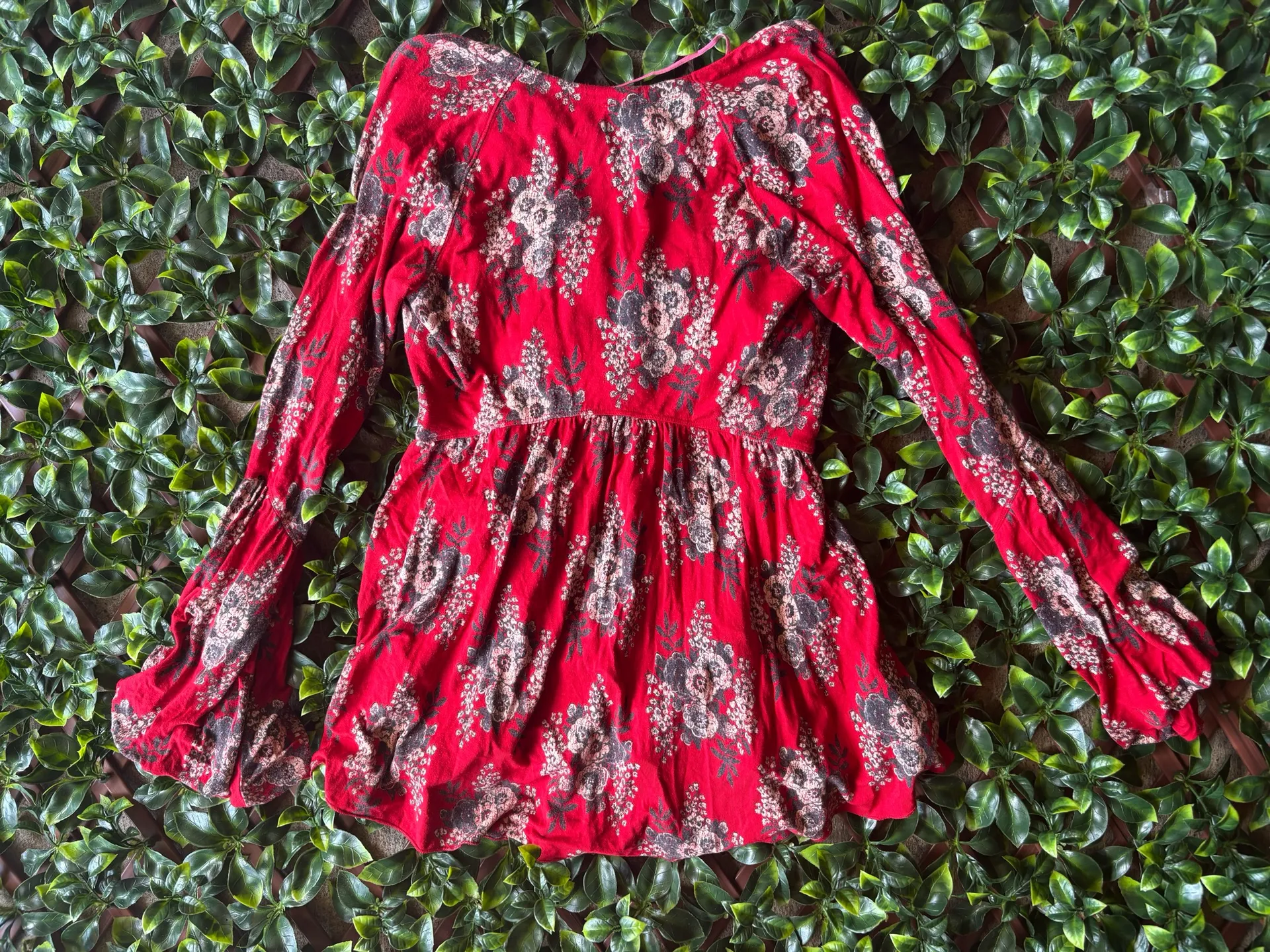 Free People Speak Easy Bell Sleeve Red Gray Floral Peasant Top Size Medium  - Image 3