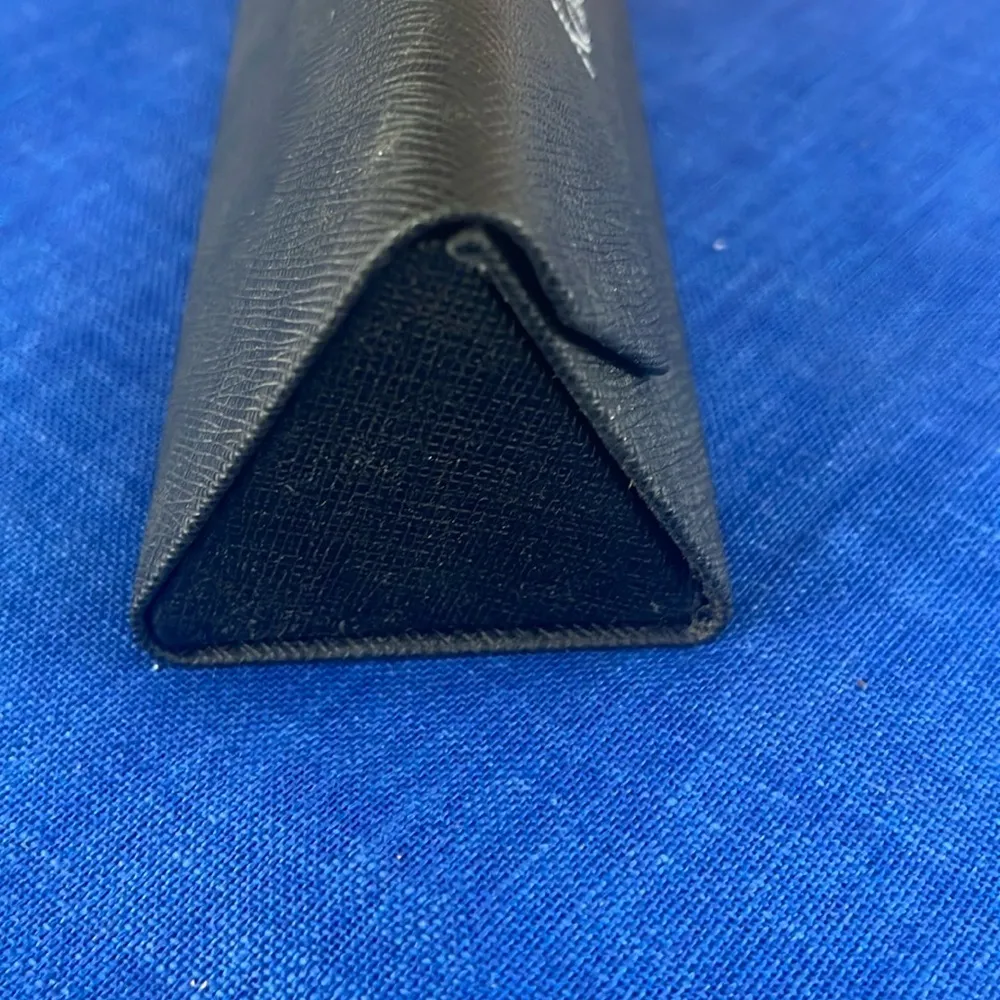 KAREN KANE Triangular Folding COLLAPSIBLE Eyeglass Case -Black - - Image 4