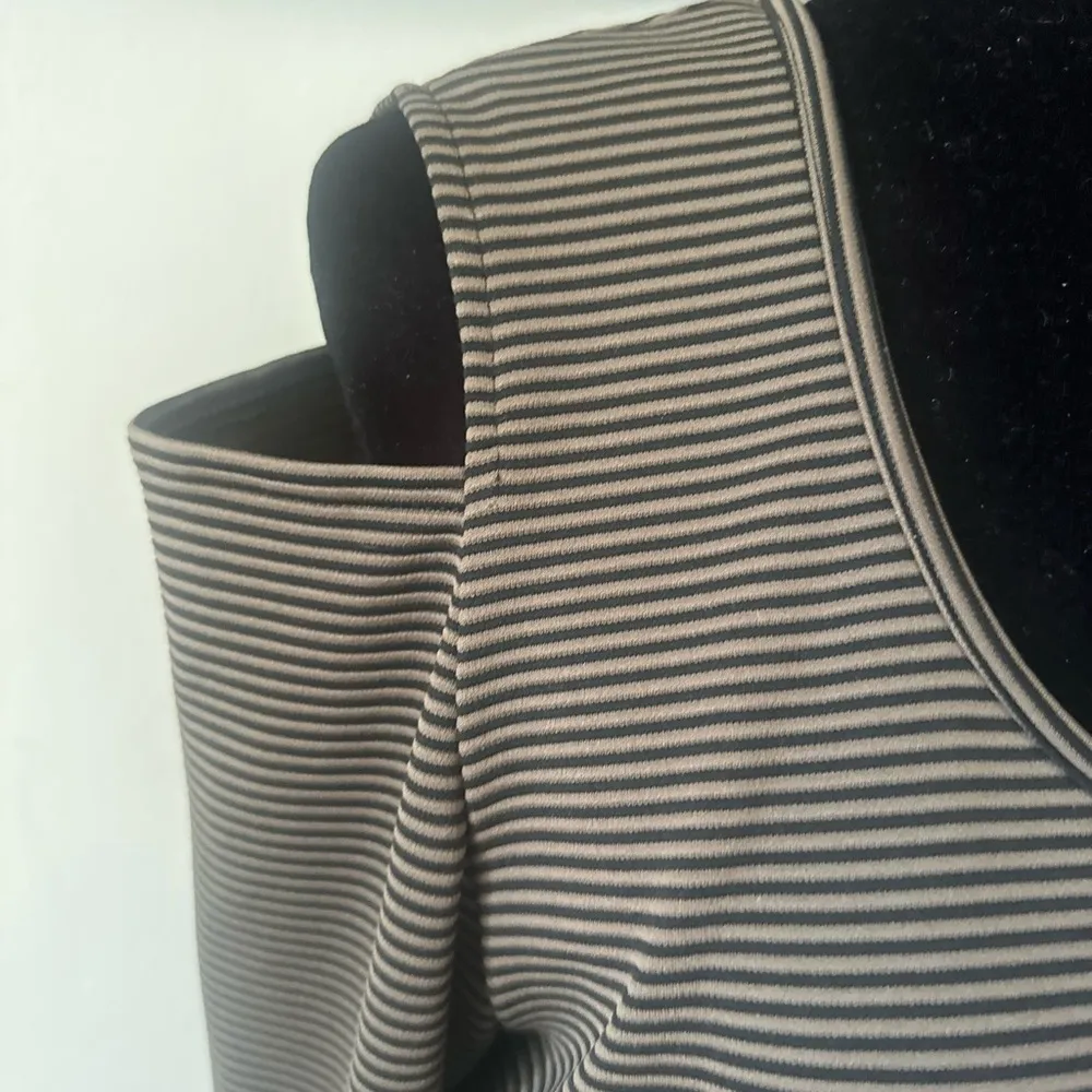 Women’s peekaboo shoulder top Size L - Image 3