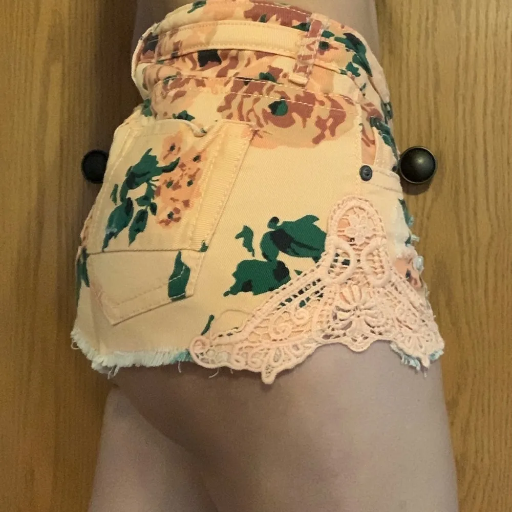 ⚡️ $5 FLASH SALE! ⚡️ Vanilla Star Crochet Mini Floral Shorts - Image 5
