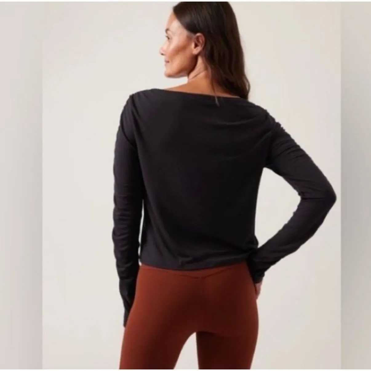 Athleta All Around Ruched Top Size XL Black Long Sleeve Lightweight Athletic Gym - Image 3