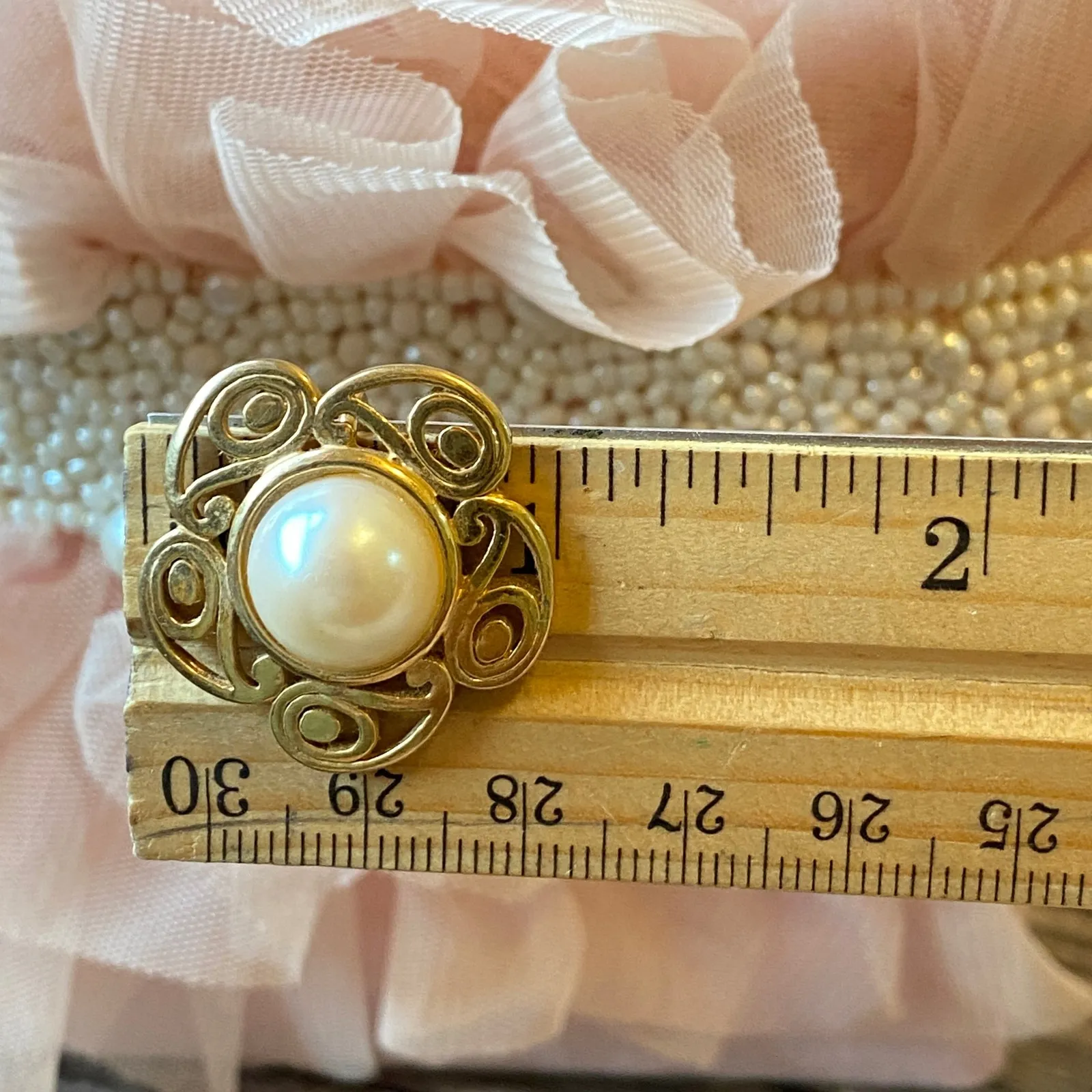 Classic Vintage Sarah Coventry Gold Tone Faux Pearl Filigree Clip On Earrings - Image 8