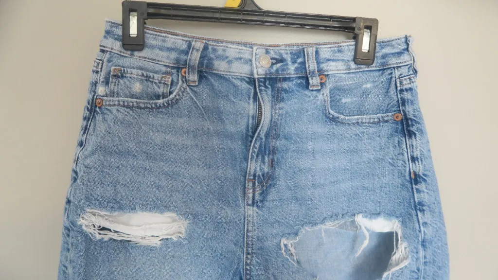 American Eagle Outfitters baggy mom short shorts ripped in light wash blue size 4. - Image 2