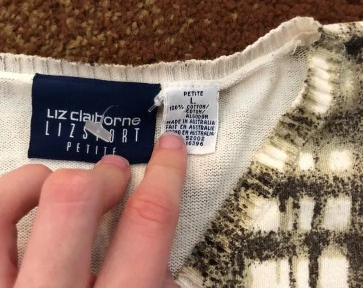 White and green patterned top never worn vneck  - Image 3