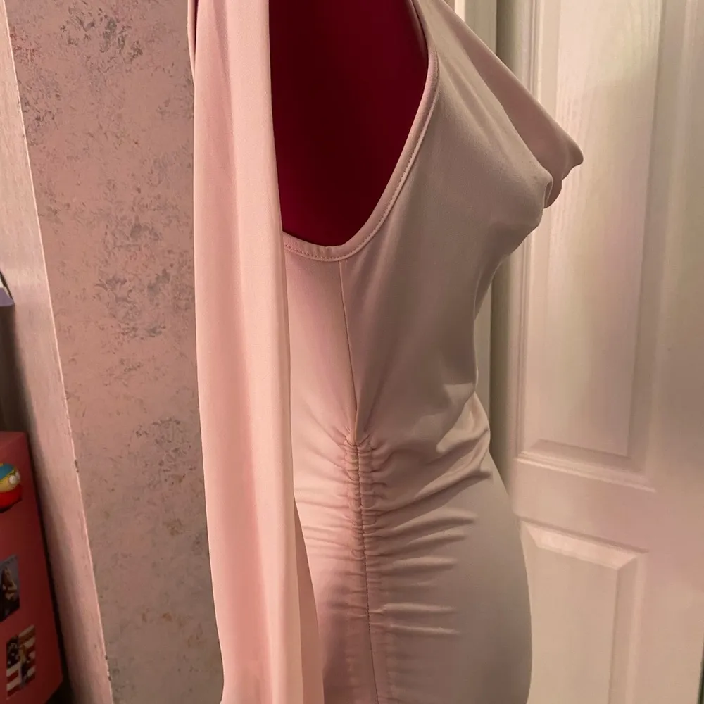 Rampage Y2K sleeveless cowl neck top with draped fabric that hangs over shoulder - Image 4