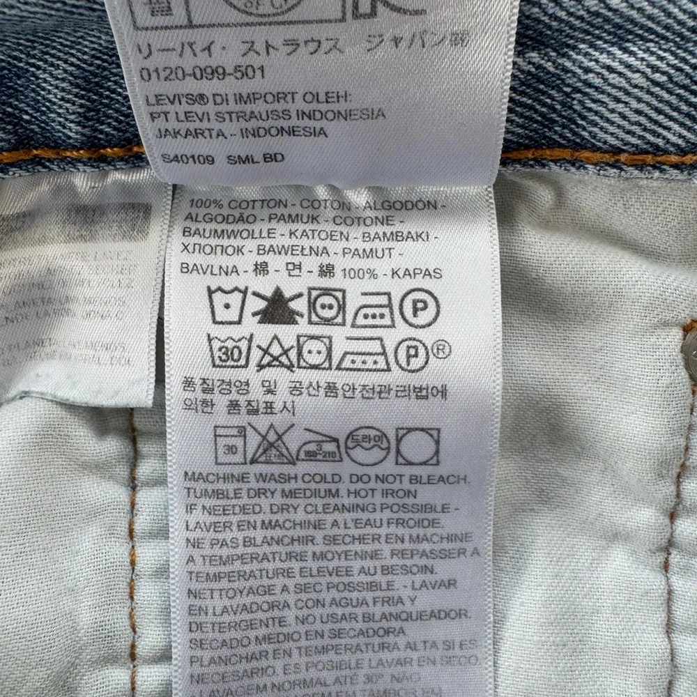 Vintage Levi’s 505 Light Wash Distressed Zip Fly Straight Leg Jeans Size 32 x 30 - Image 11