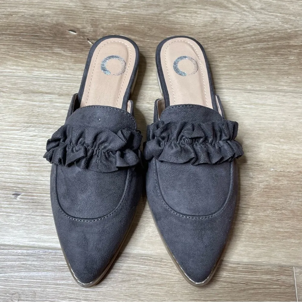Journee Collection Women's Gray Microsuede Ruffle Vamp Kessie Mule Flats sz 6 - Image 3
