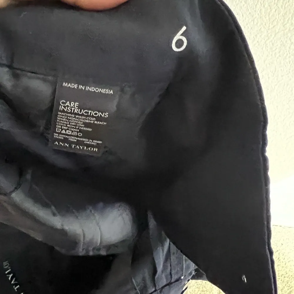 Ann Taylor Size 6 Bermuda shorts like new. Color is navy, like new - Image 3