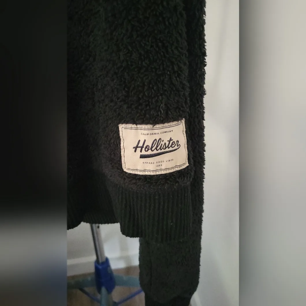 Hollister Black Faux Fur Mock Neck Cropped Sweater Size M - Image 3