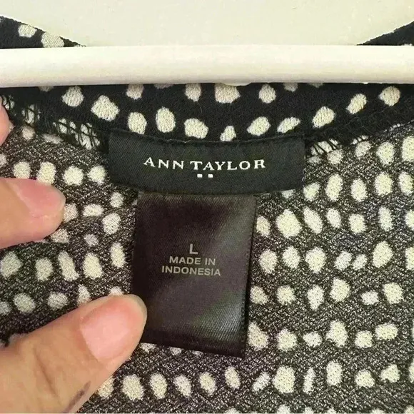 Ann Taylor Women's V-Neck 3/4‎ Sleeve Black And White Abstract Blouse Size Large - Image 6