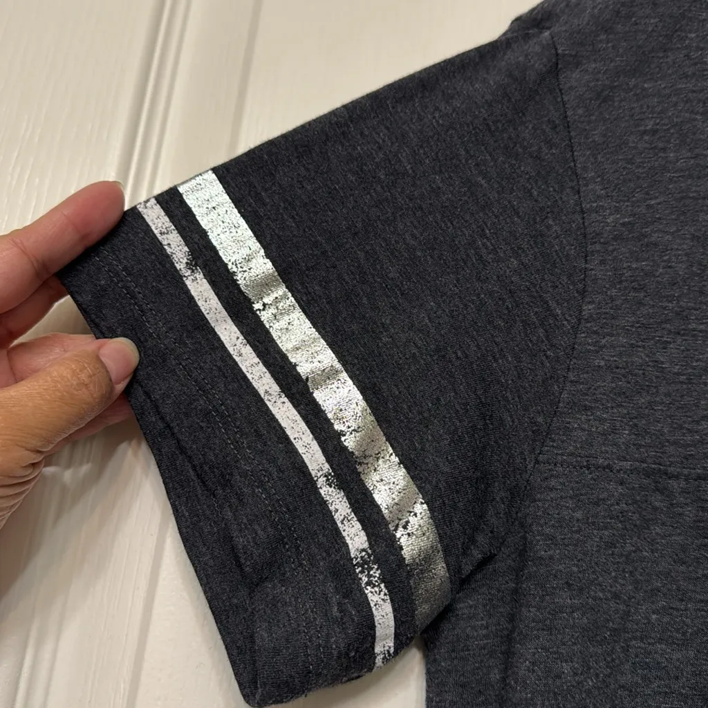 Las Vegas Gray V-Neck Raiders Short Sleeve Shirt Size Large EUC #1903 - Image 5