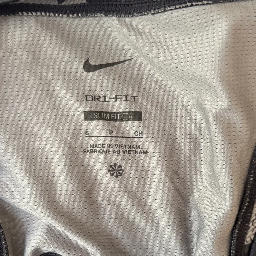 Nike Women's Black and Gray Patterned Tank Top - Image 3