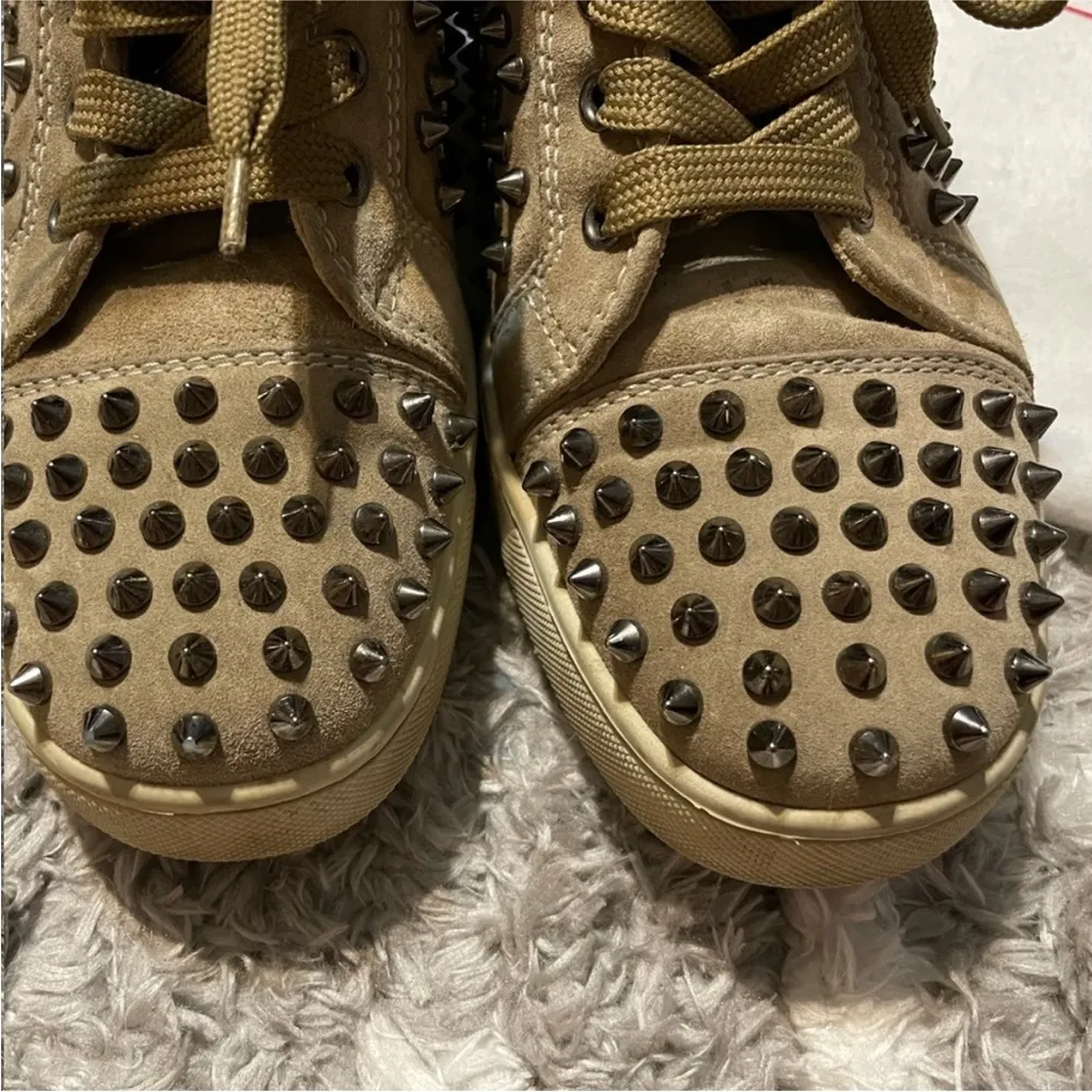 Christian Louboutin Veau Velours Spikes in Kraft Metal Colombe 39.5 - Image 3