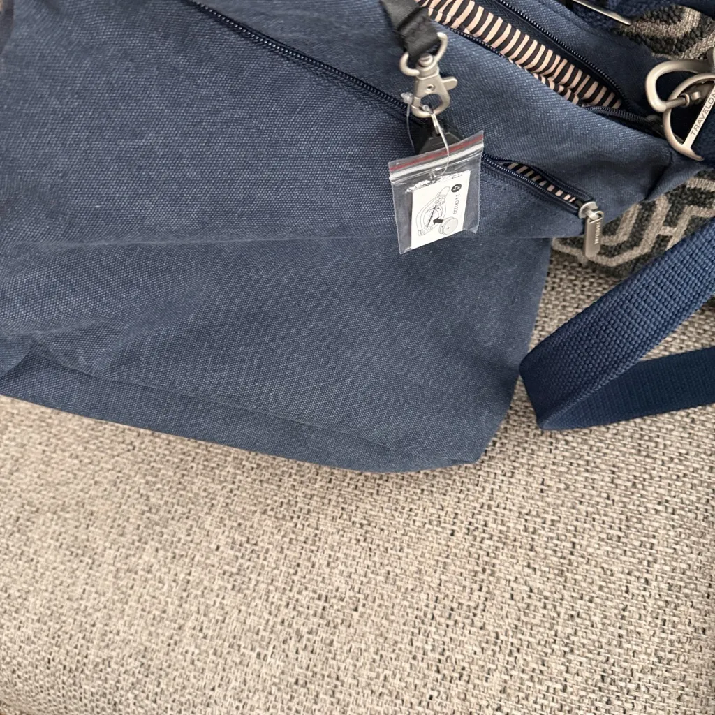 Travelon Heritage Anti-Theft RFID
Shoulder Crossbody Bag Pewter
Gray - Image 3