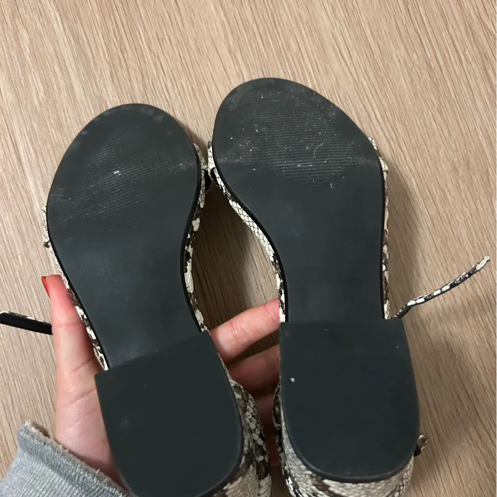 Black and White Snakeskin Heels Size 7 - Image 2