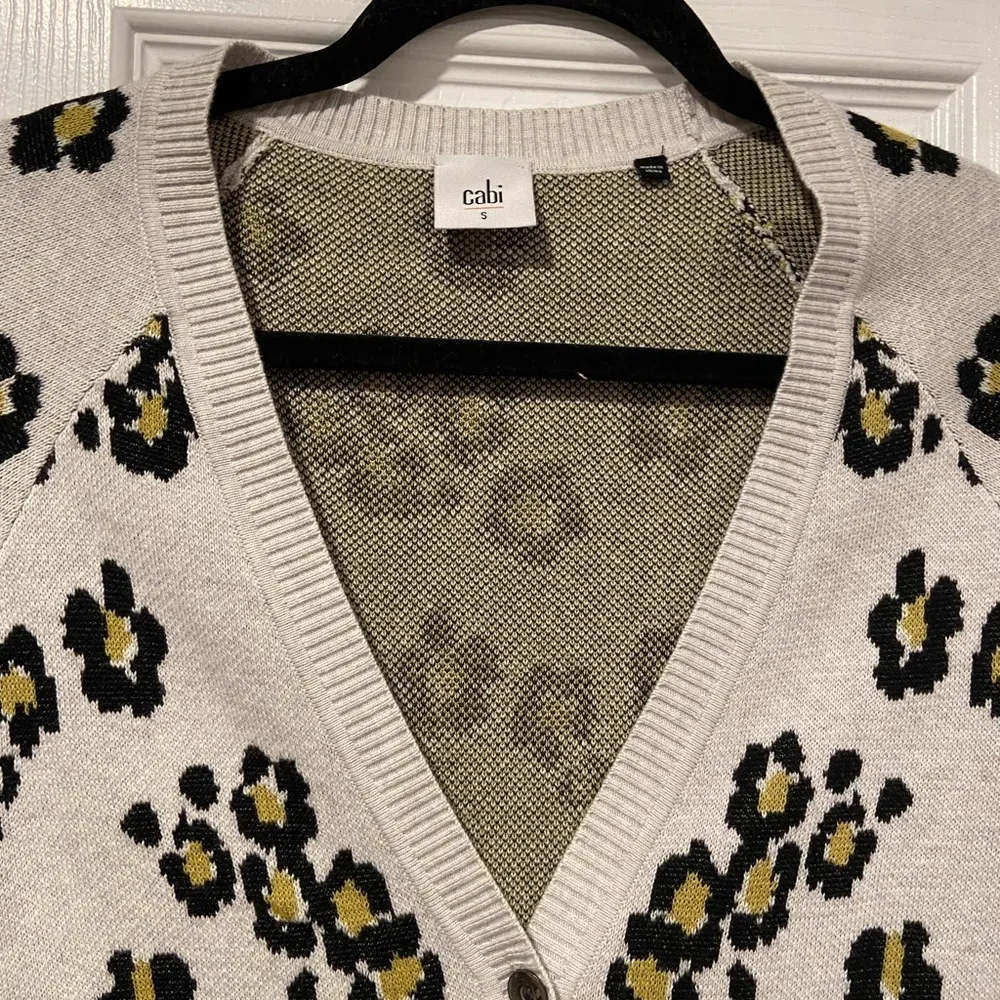Cabi Kiki Leopard Print V Neck Button Front Knit Cardigan Gray Black Size S - Image 2