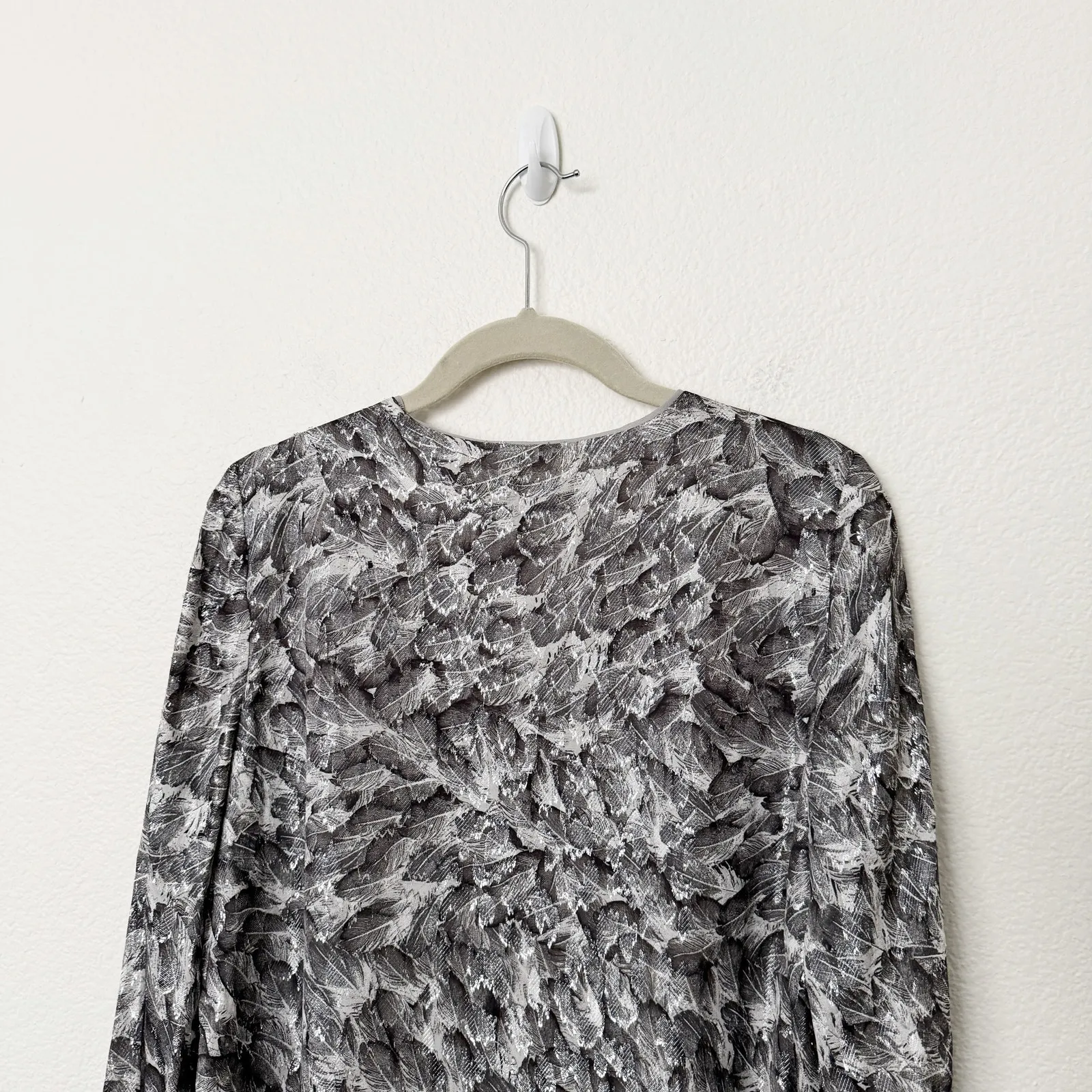 [White House Black Market] Silver Feather Print Surplice Long Sleeve Blouse Sz 4 - Image 7