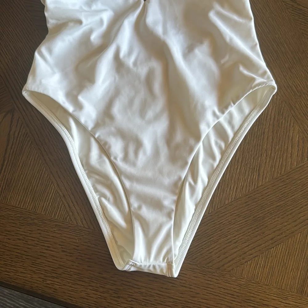 Vitamin A Luxe Link One Piece - White ReLux, Size Medium. $200 - Image 7