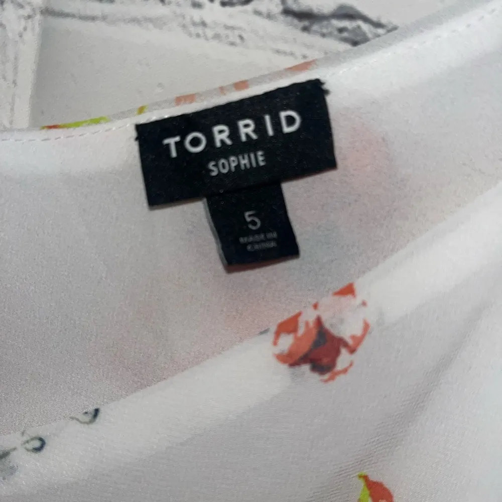 ✨Torrid Chiffon Sophie Camisole in White and Colorful Floral Print Size 5 - Image 4