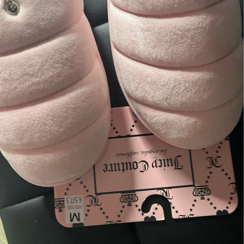 Juicy Couture Pink Puffer Slippers Plush Faux Fur Slip On Logo Charm NWT Size 6. - Image 5