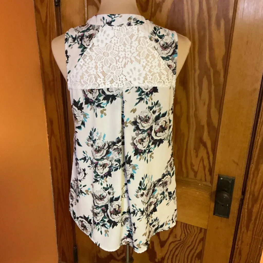 Crescent floral lace back sleeveless summer blouse - Image 6