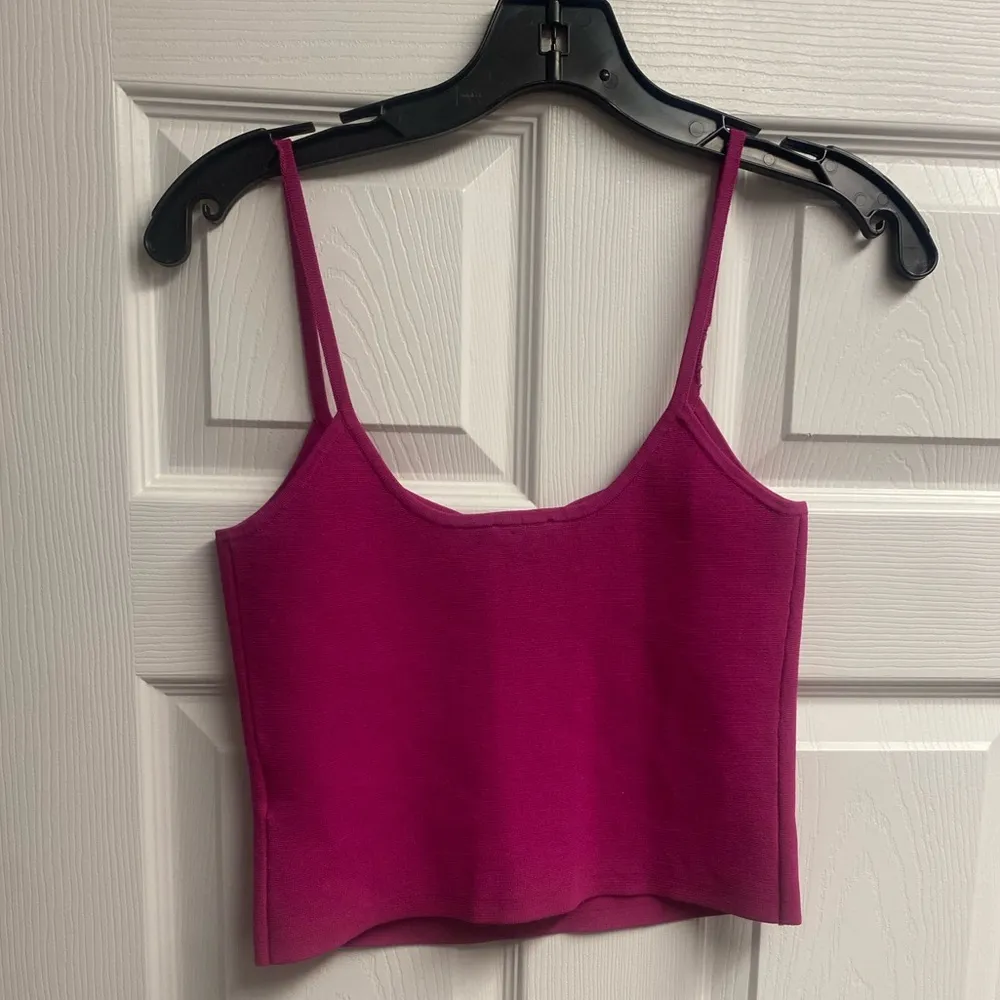 NWOT Express Pink Body Contour Knit Crop Top Size Medium - Image 5