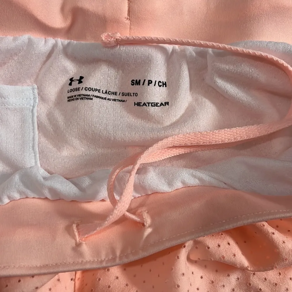 Under Armour  Peach Shorts Size Small - Image 4