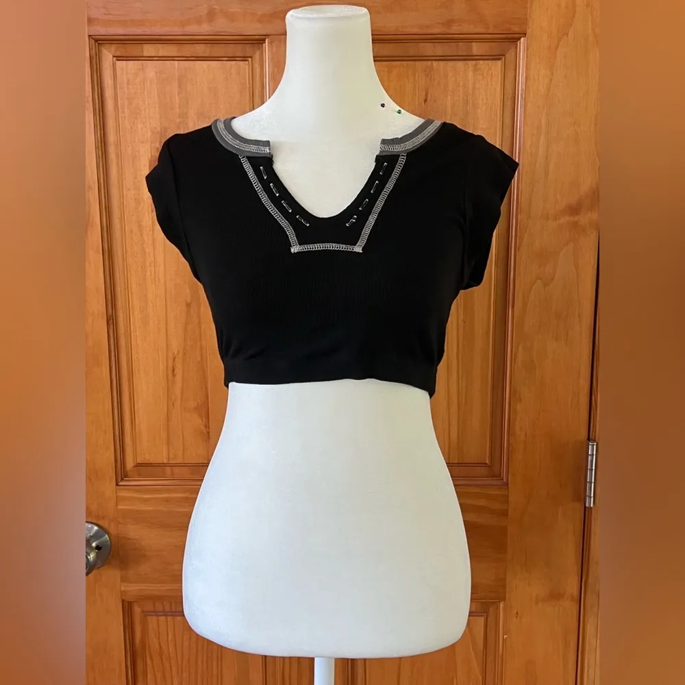 SHEIN Black Cap Sleeve Crop Top with White Cut Out - Image 2