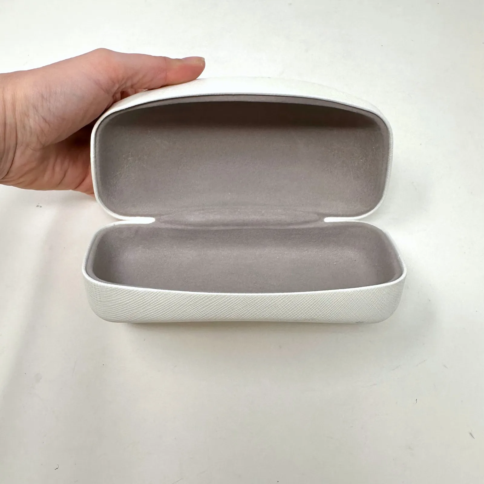 Michael Kors‎ Saffiano Hard Clamshell Glasses Case White - Image 4