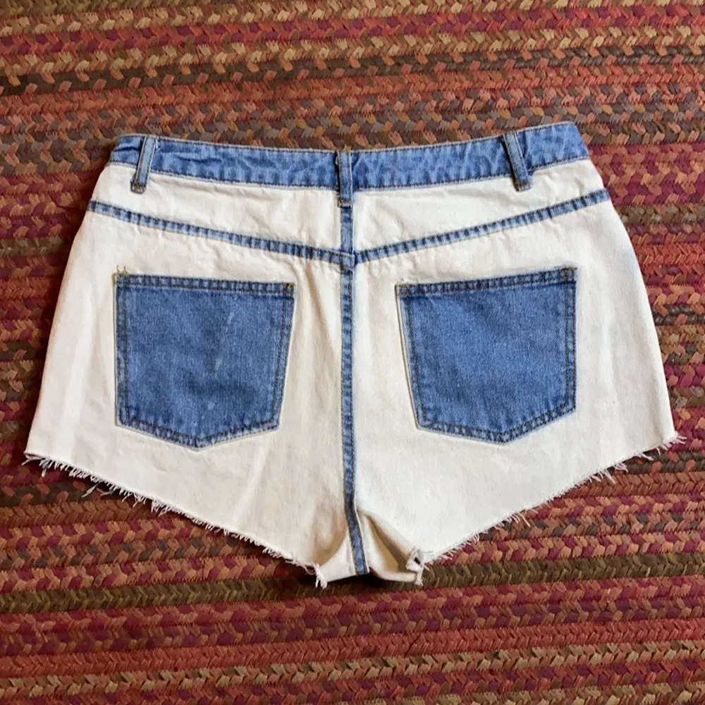 RIOT TWO TONE HIGH RISE MOM JEAN SHORTS - Image 3