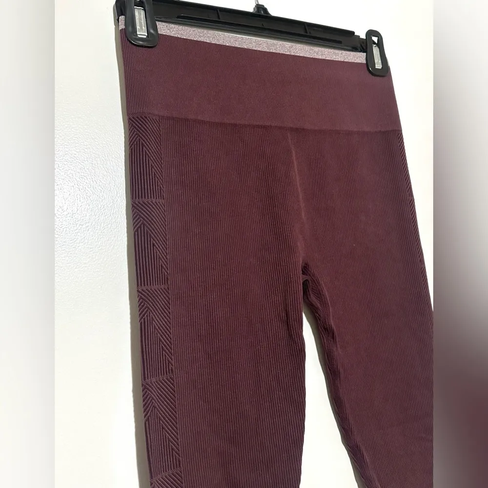 NWOT Vuori‎ Helix Seamless Legging in a burgundy color Small - Image 5