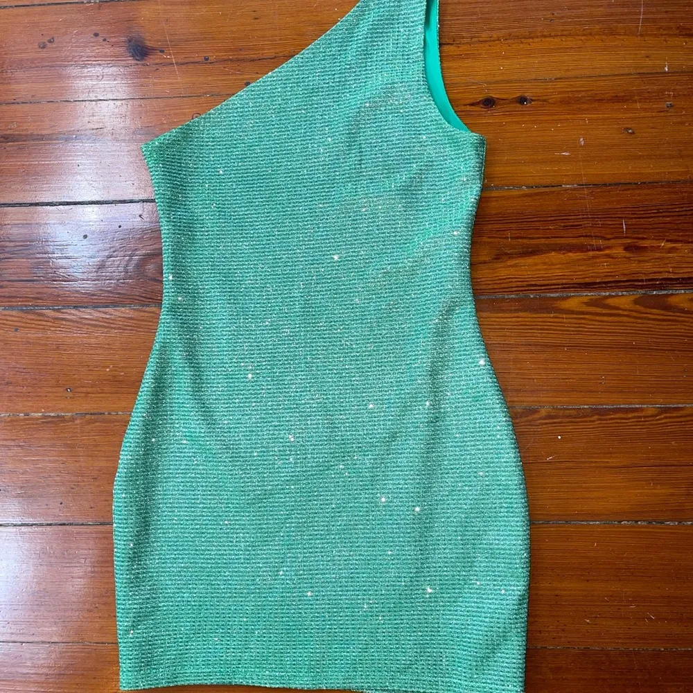 ✨ Superdown ✨ Green Shimmery Mini One Shoulder Dress ~ Size M 🍄 - Image 6