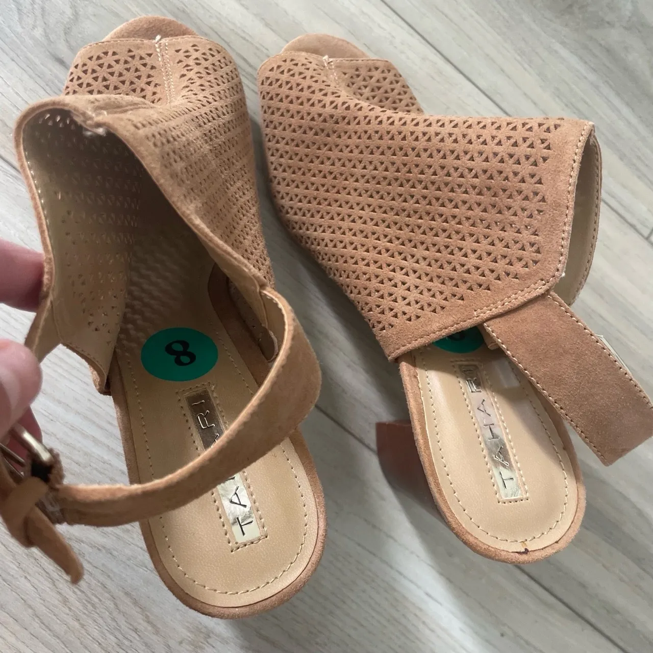 NWT Tahari Womens‎ Tan Peep Toe Laser Cut Block Heel Slingback Heels 8M - Image 5