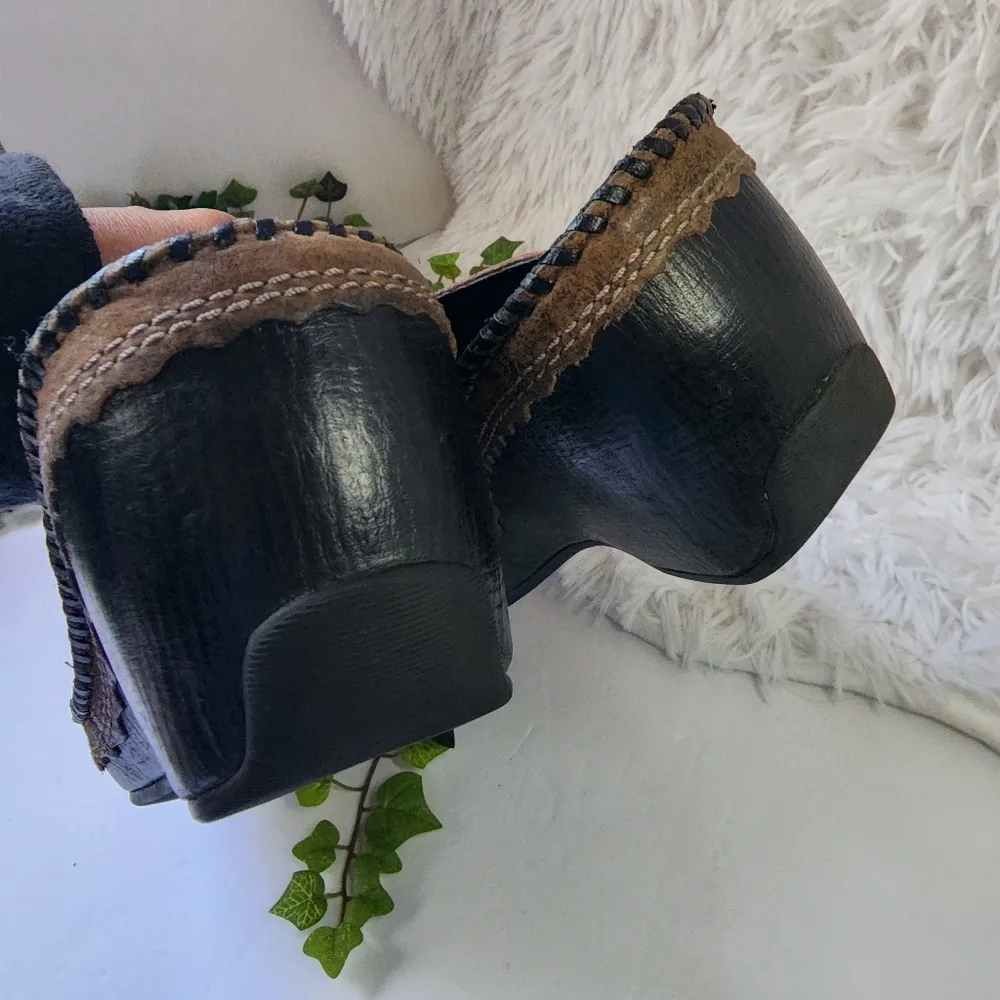 Clarks  Artisan Brown Distressed Stich Wedge Mules Clogs - Image 5