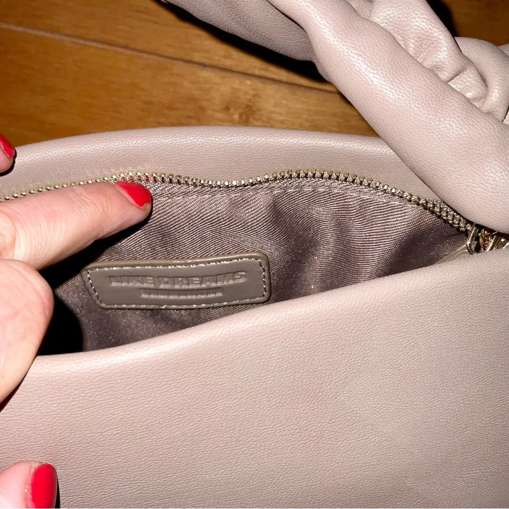 Vela Scrunchie Small Shoulder Bag - Image 5