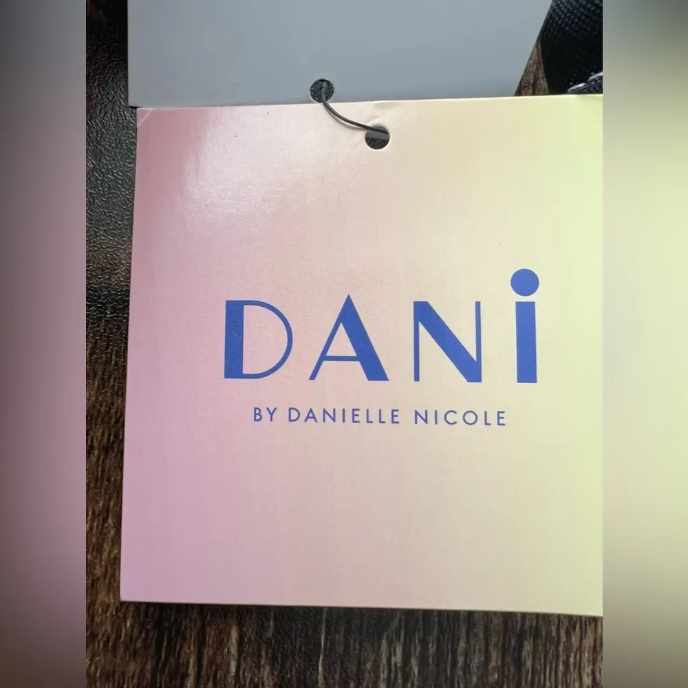 Danielle Nicole DANI by  | ladies Disney, Minnie Mouse crossbody handbag. - Image 3