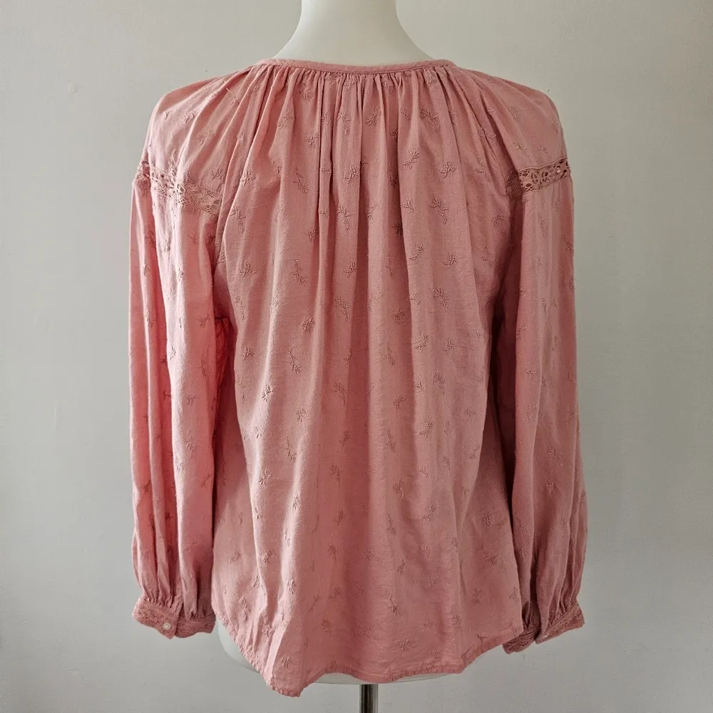 Old Navy Pink Embroidered Lace Trim Button Down Size Small - Image 6