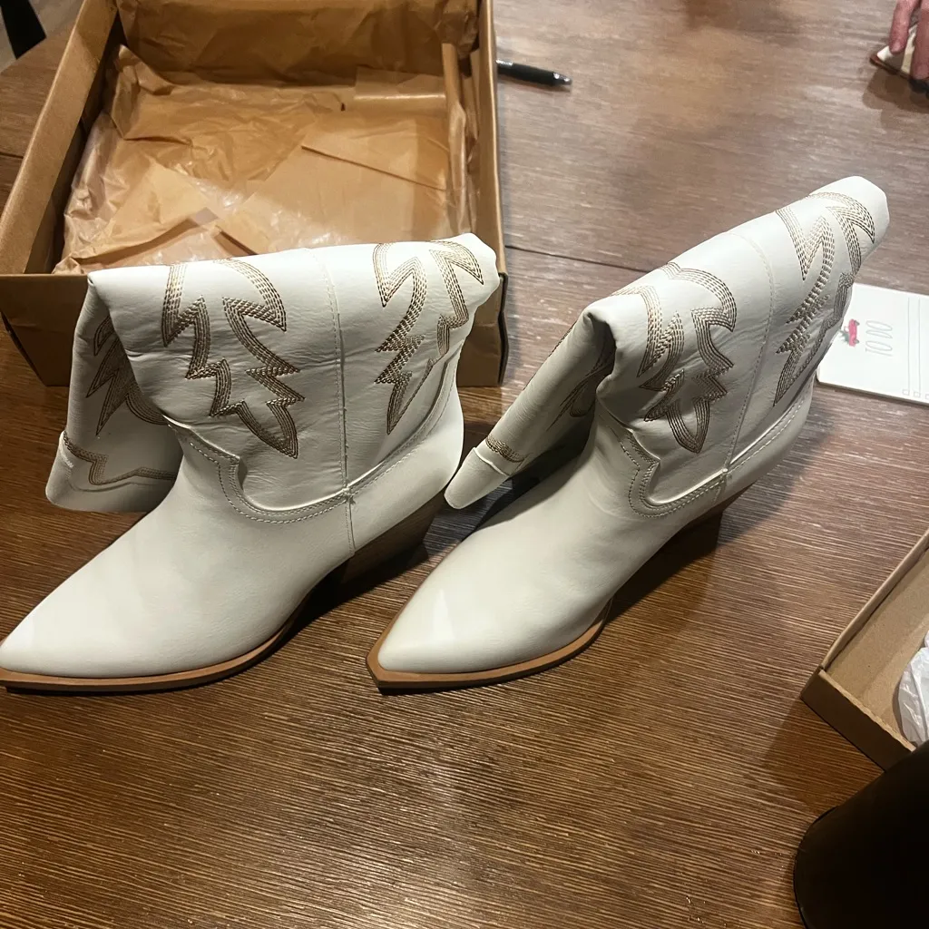 White knee high cowboy boots Size 9 - Image 2