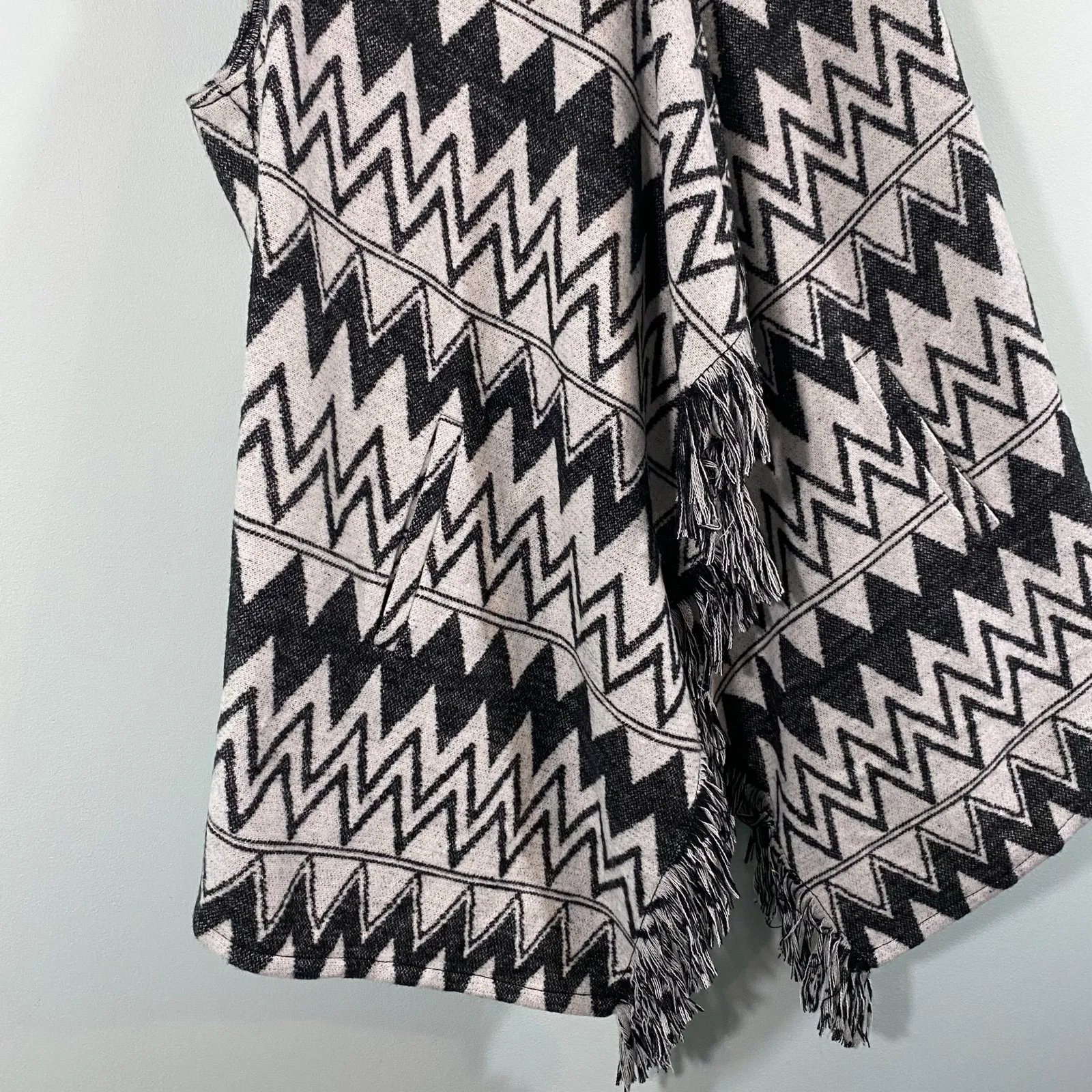 Jolt Women Black & White Chevron Southwestern Sleeveless Vest Size M - Image 3