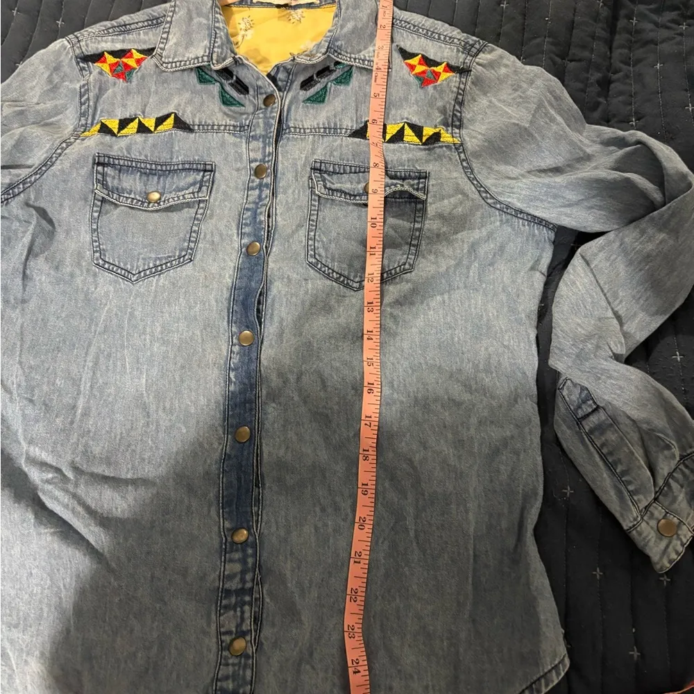 Montano Co. medium denim shirt women blue Aztec embroidered western snap shirt - Image 8