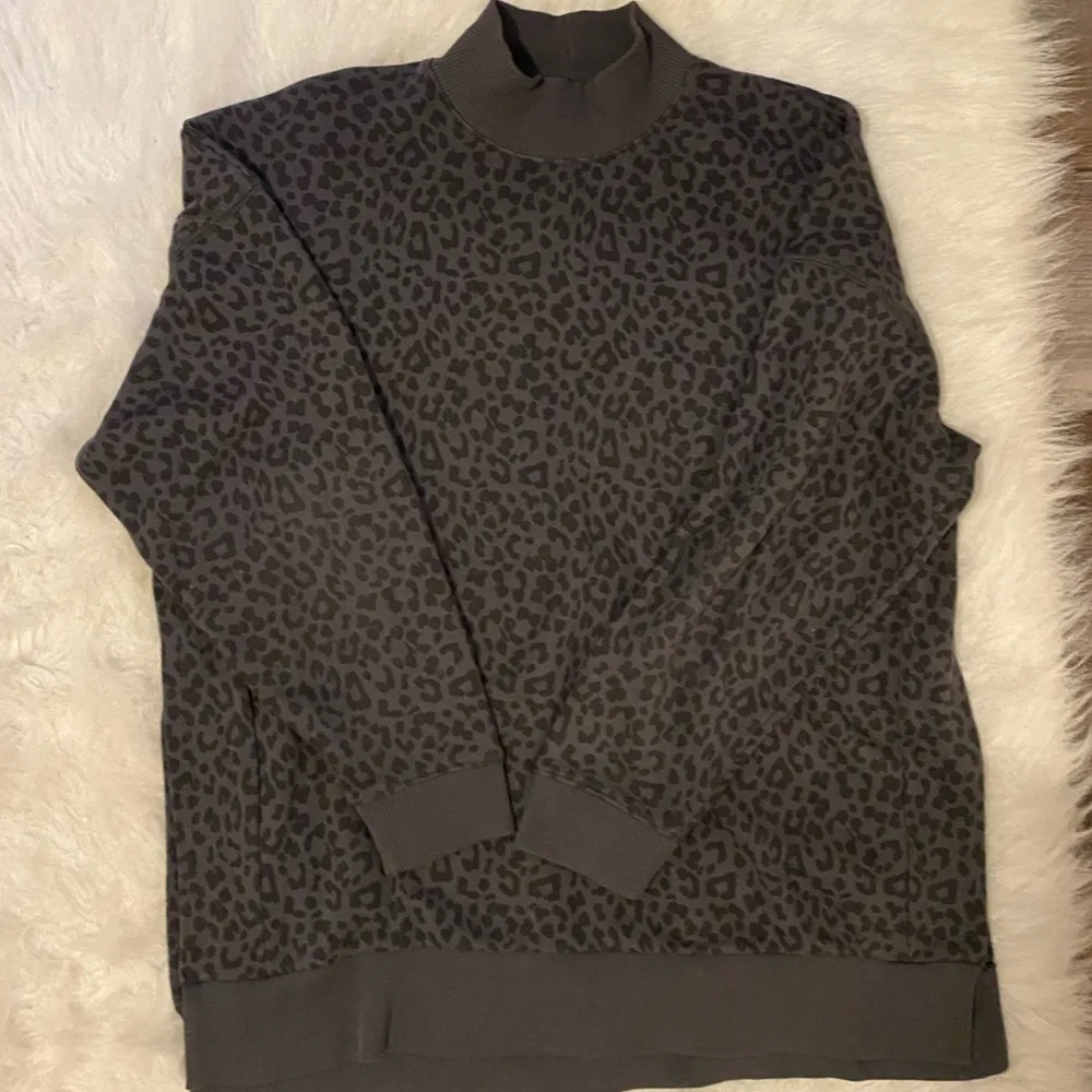 MOCK NECK GREY CHEETAH PRINT SWEATSHIRT - Image 4