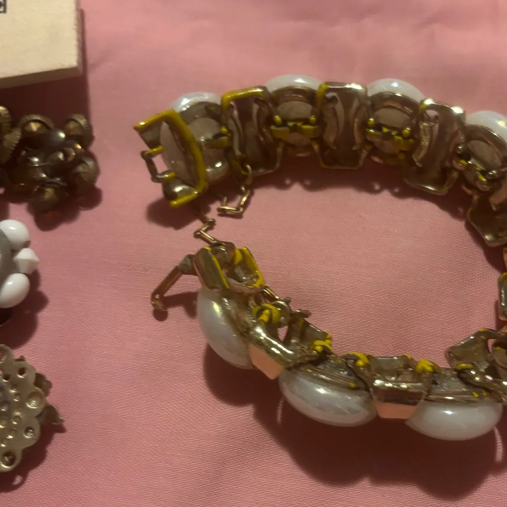 Eclectic Lot of Vintage Jewelry Bracelet Earrings Pins Clip On Screw On Earrings - Image 12