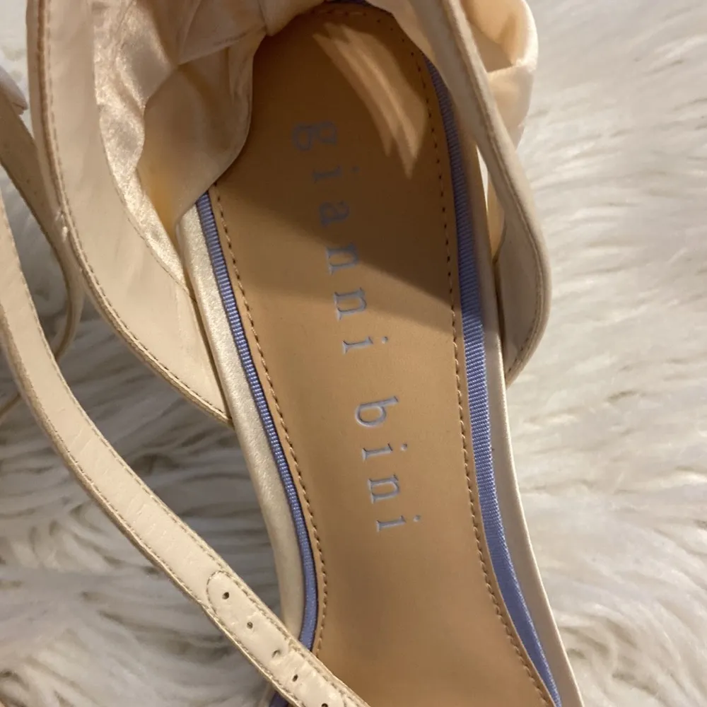 GIANNI BINI SANDALS SIZE 9 BNWOT COLOR CREAM/BEIGE LEATHER SOLE HEEL 4” - Image 2