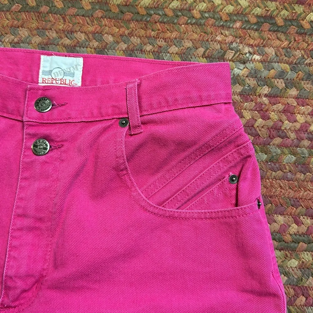 VTG DENIM REPUBLIC HOT PINK HIGH RISE MOM SHORTS Size M - Image 4