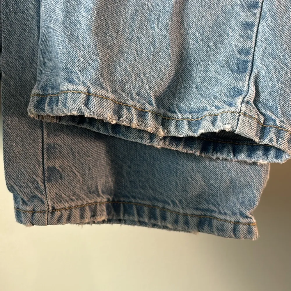 Zara straight leg distressed jean mid rise in size 8. 💯 cotton. - Image 4