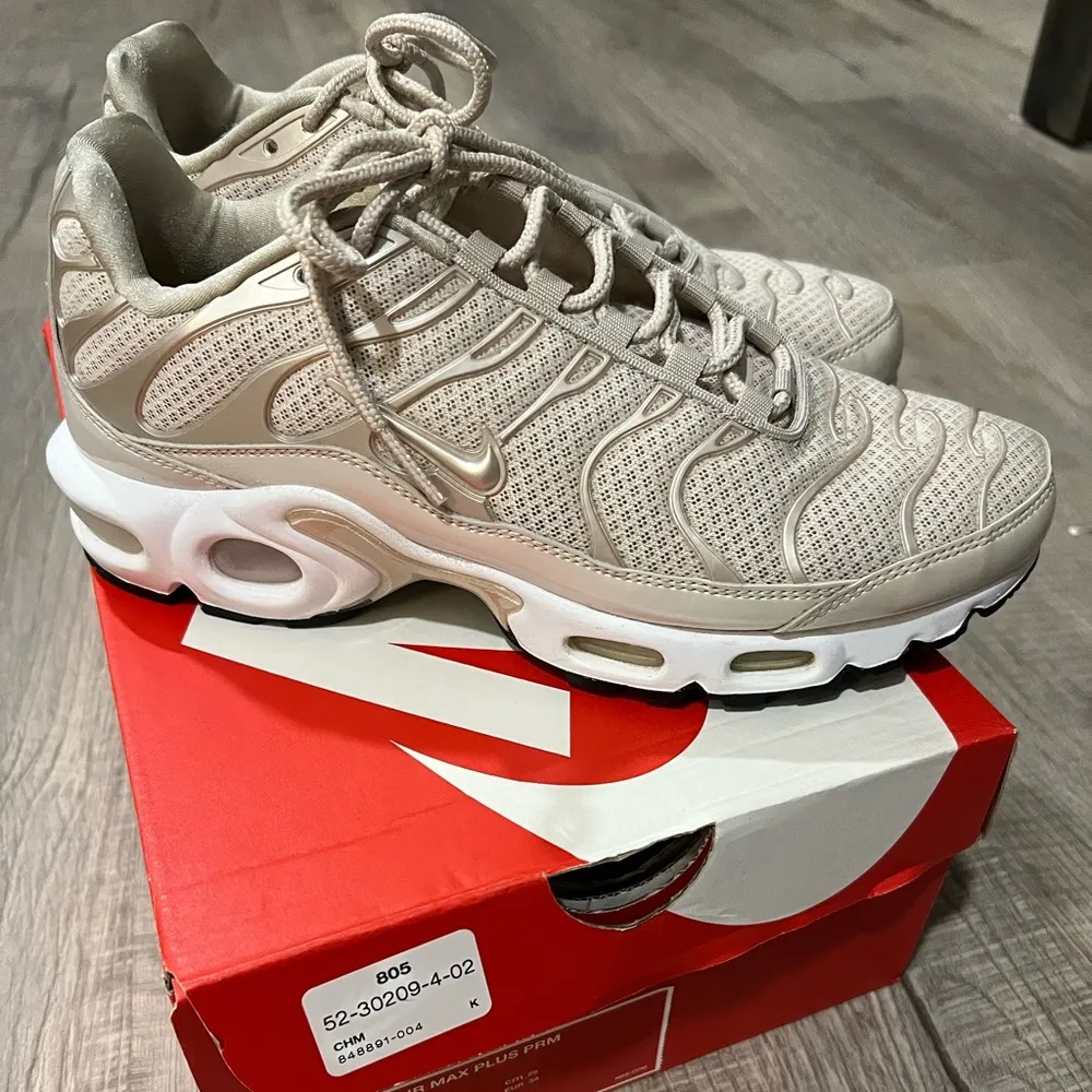 Women’s Nike Air Max Plus Premium in Desert Sand - Image 7