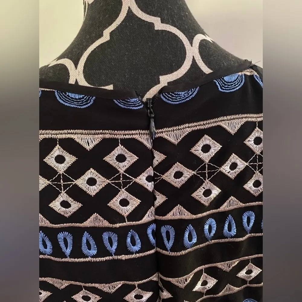 EUC White House Black Market Blue, Black and White Embroidered Dress Size Small - Image 4