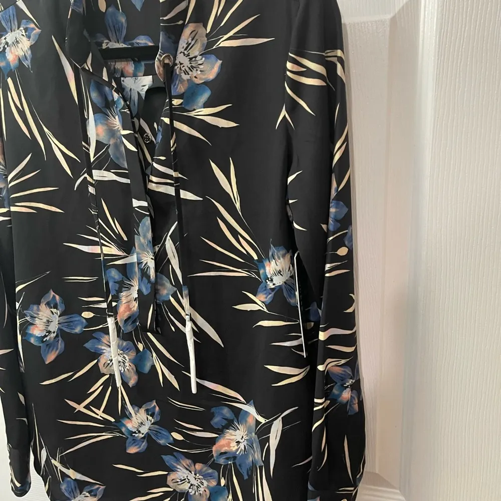 Guess Marciano Lunar Bloom floral Blouse - XS - NWT - Image 9