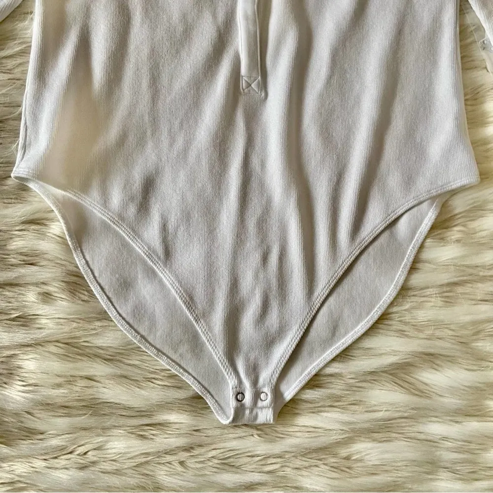 Good American White Micro Rib Scoop Neck Medium Coverage Long Sleeve Bodysuit - Image 41